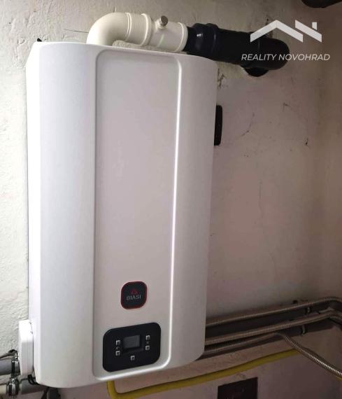 TOMÁŠOVCE okr. Lučenec - Priestranný 3-podlažný dom – 2 BYTY, KRB. GARÁŽ