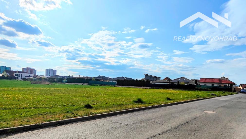 Slnečné stavebné pozemky v Lučenci – ideálne miesto pre váš nový dom (608 m²)