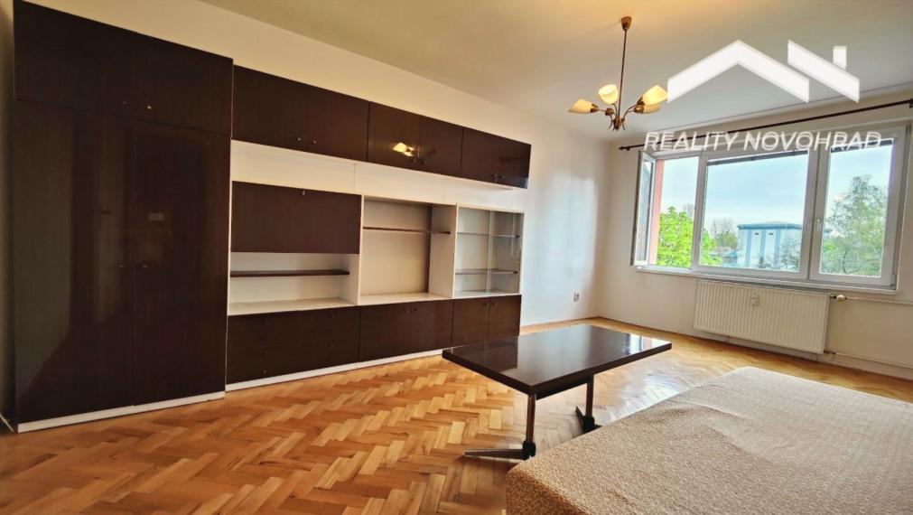 VEĽKORYSÝ 3-IZBOVÝ BYT V SRDCI MESTA – ZELEŇ, LOGGIA A POHODLNÉ BÝVANIE S VÝŤAHOM