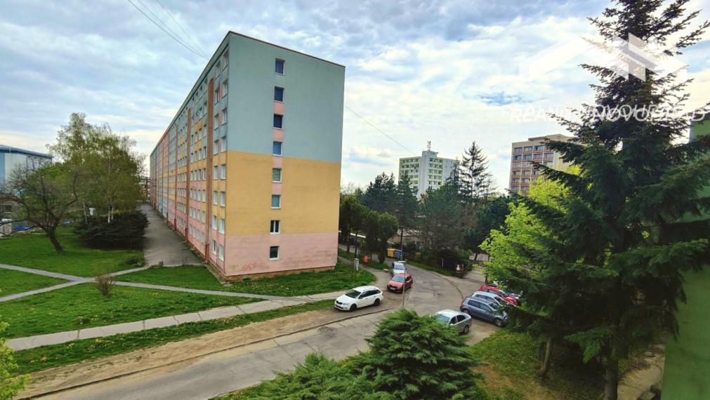 VEĽKORYSÝ 3-IZBOVÝ BYT V SRDCI MESTA – ZELEŇ, LOGGIA A POHODLNÉ BÝVANIE S VÝŤAHOM