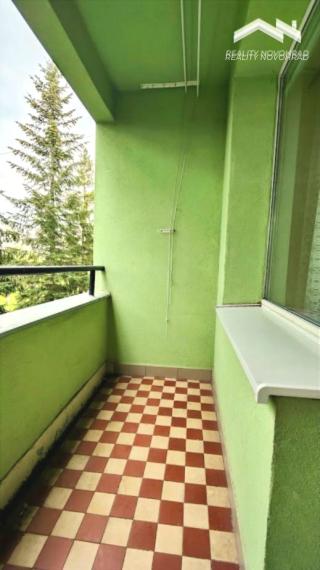 VEĽKORYSÝ 3-IZBOVÝ BYT V SRDCI MESTA – ZELEŇ, LOGGIA A POHODLNÉ BÝVANIE S VÝŤAHOM