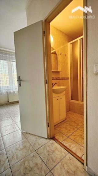 VEĽKORYSÝ 3-IZBOVÝ BYT V SRDCI MESTA – ZELEŇ, LOGGIA A POHODLNÉ BÝVANIE S VÝŤAHOM