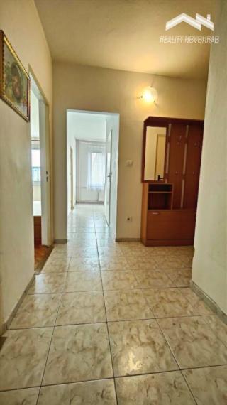 VEĽKORYSÝ 3-IZBOVÝ BYT V SRDCI MESTA – ZELEŇ, LOGGIA A POHODLNÉ BÝVANIE S VÝŤAHOM