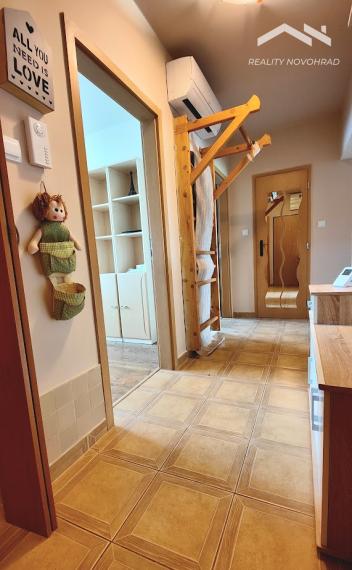 🏡 EXKLUZÍVNE | Veľkometrážny 4-izbový byt s loggiou, parkovaním a panoramatickým výhľadom – Lučenec, Opatová