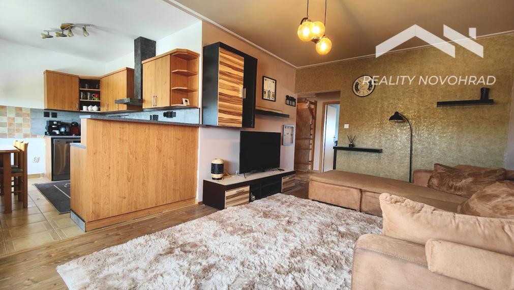 🏡 EXKLUZÍVNE | Veľkometrážny 4-izbový byt s loggiou, parkovaním a panoramatickým výhľadom – Lučenec, Opatová