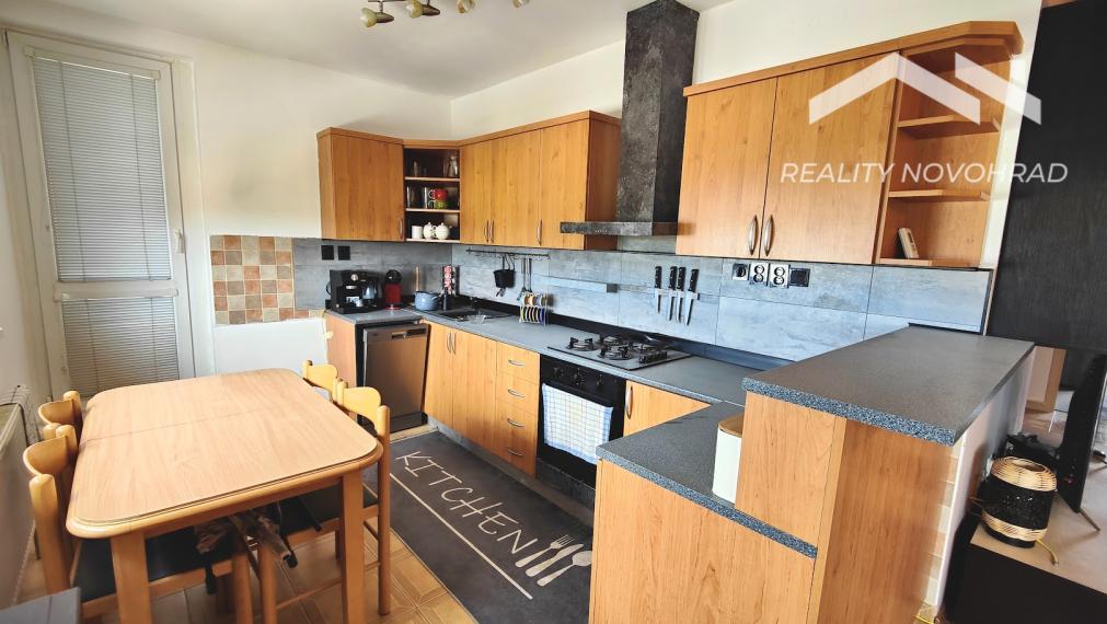 🏡 EXKLUZÍVNE | Veľkometrážny 4-izbový byt s loggiou, parkovaním a panoramatickým výhľadom – Lučenec, Opatová