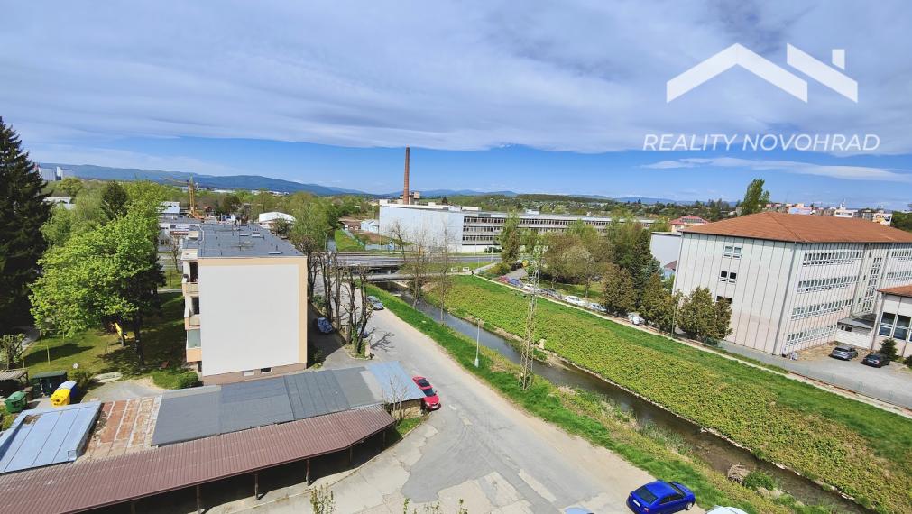 🏡 EXKLUZÍVNE | Veľkometrážny 4-izbový byt s loggiou, parkovaním a panoramatickým výhľadom – Lučenec, Opatová