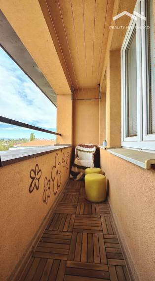 🏡 EXKLUZÍVNE | Veľkometrážny 4-izbový byt s loggiou, parkovaním a panoramatickým výhľadom – Lučenec, Opatová