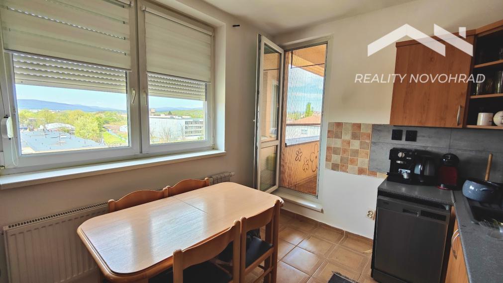 🏡 EXKLUZÍVNE | Veľkometrážny 4-izbový byt s loggiou, parkovaním a panoramatickým výhľadom – Lučenec, Opatová