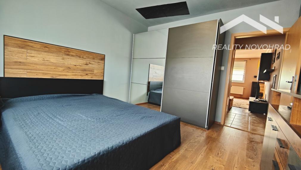 🏡 EXKLUZÍVNE | Veľkometrážny 4-izbový byt s loggiou, parkovaním a panoramatickým výhľadom – Lučenec, Opatová