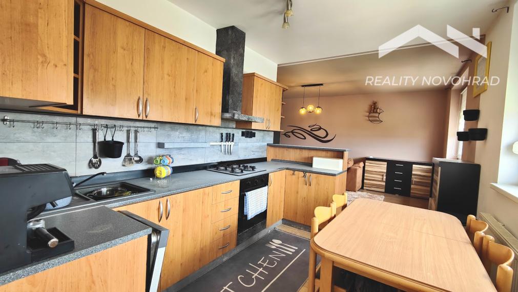 🏡 EXKLUZÍVNE | Veľkometrážny 4-izbový byt s loggiou, parkovaním a panoramatickým výhľadom – Lučenec, Opatová