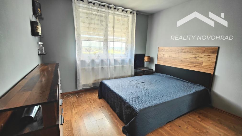 🏡 EXKLUZÍVNE | Veľkometrážny 4-izbový byt s loggiou, parkovaním a panoramatickým výhľadom – Lučenec, Opatová