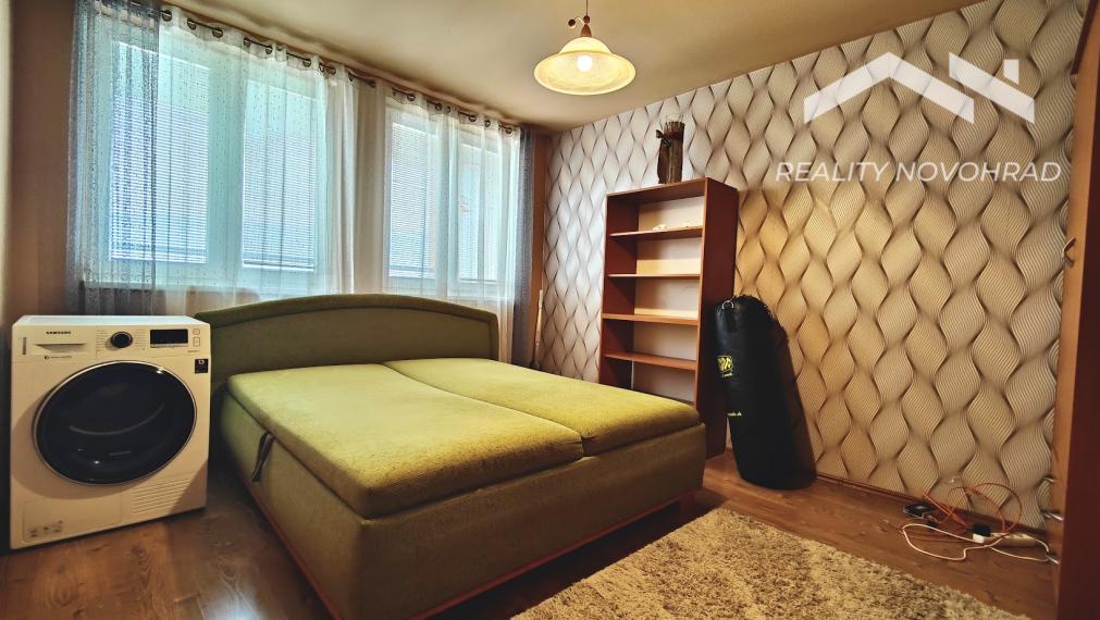 🏡 EXKLUZÍVNE | Veľkometrážny 4-izbový byt s loggiou, parkovaním a panoramatickým výhľadom – Lučenec, Opatová