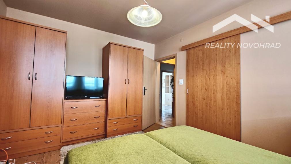 🏡 EXKLUZÍVNE | Veľkometrážny 4-izbový byt s loggiou, parkovaním a panoramatickým výhľadom – Lučenec, Opatová