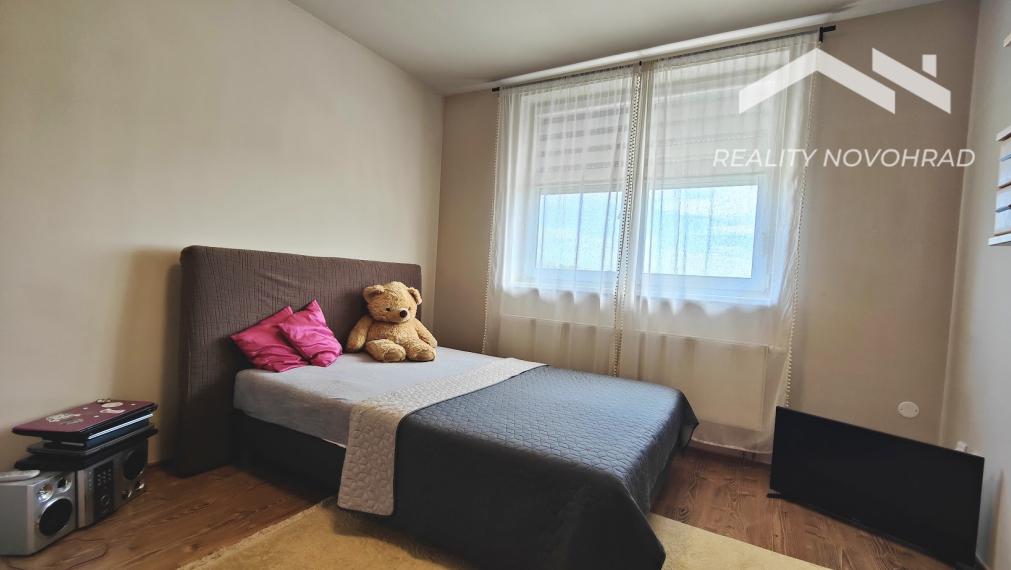 🏡 EXKLUZÍVNE | Veľkometrážny 4-izbový byt s loggiou, parkovaním a panoramatickým výhľadom – Lučenec, Opatová