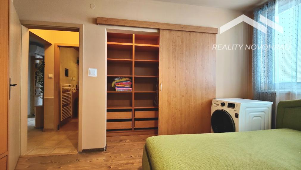 🏡 EXKLUZÍVNE | Veľkometrážny 4-izbový byt s loggiou, parkovaním a panoramatickým výhľadom – Lučenec, Opatová