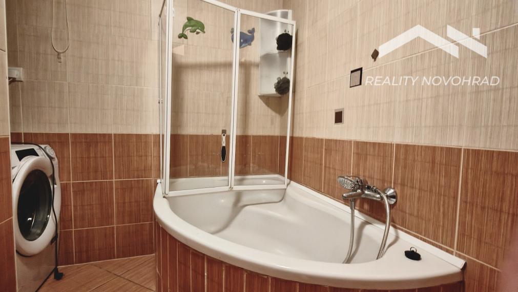 🏡 EXKLUZÍVNE | Veľkometrážny 4-izbový byt s loggiou, parkovaním a panoramatickým výhľadom – Lučenec, Opatová