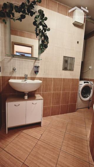 🏡 EXKLUZÍVNE | Veľkometrážny 4-izbový byt s loggiou, parkovaním a panoramatickým výhľadom – Lučenec, Opatová