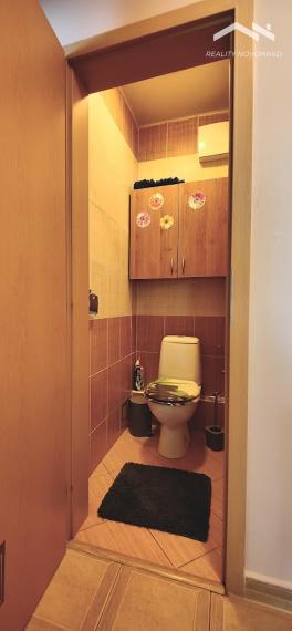 🏡 EXKLUZÍVNE | Veľkometrážny 4-izbový byt s loggiou, parkovaním a panoramatickým výhľadom – Lučenec, Opatová