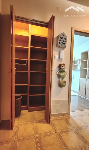 🏡 EXKLUZÍVNE | Veľkometrážny 4-izbový byt s loggiou, parkovaním a panoramatickým výhľadom – Lučenec, Opatová