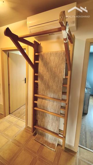 🏡 EXKLUZÍVNE | Veľkometrážny 4-izbový byt s loggiou, parkovaním a panoramatickým výhľadom – Lučenec, Opatová