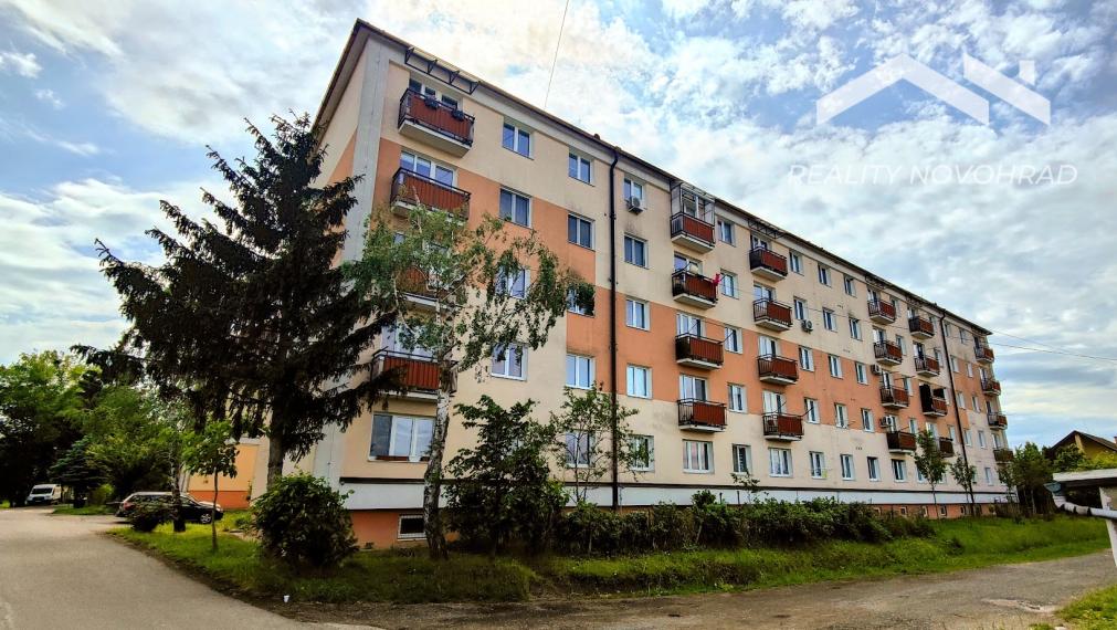 Veľkoryso riešený 3-izbový tehlový byt s výbornou polohou pri centre mesta – Lučenec