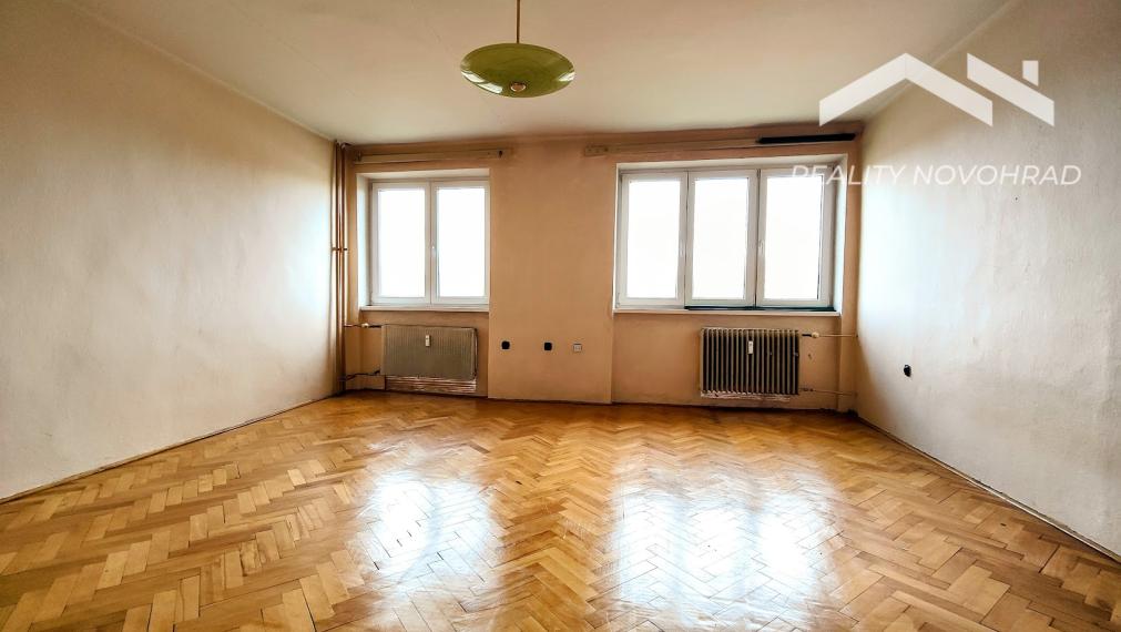 Veľkoryso riešený 3-izbový tehlový byt s výbornou polohou pri centre mesta – Lučenec