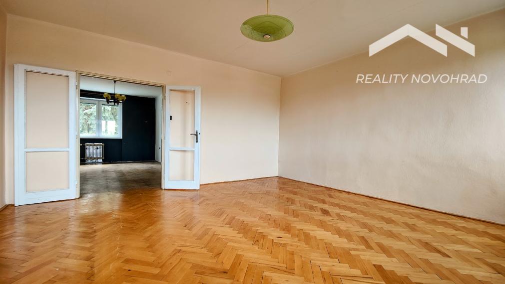 Veľkoryso riešený 3-izbový tehlový byt s výbornou polohou pri centre mesta – Lučenec
