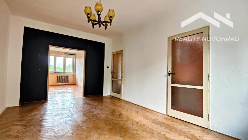 Veľkoryso riešený 3-izbový tehlový byt s výbornou polohou pri centre mesta – Lučenec