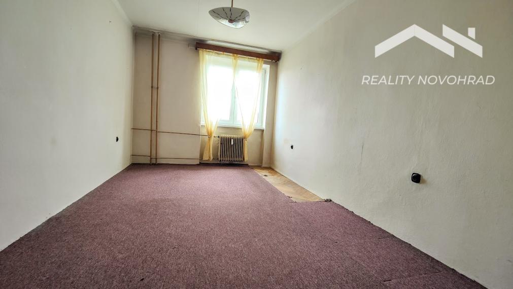 Veľkoryso riešený 3-izbový tehlový byt s výbornou polohou pri centre mesta – Lučenec