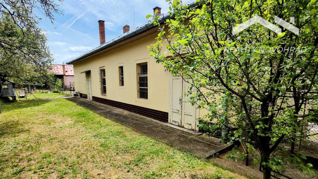 Priestranný rodinný dom s veľkým pozemkom a jedinečnou históriou – Lovinobaňa