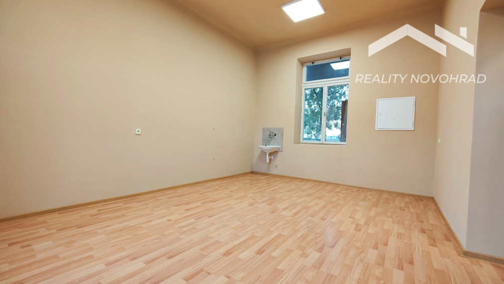 Priestor pre ambulanciu, kanceláriu či služby v centre mesta s vlastným parkovaním