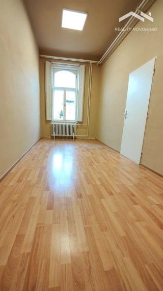 Priestor pre ambulanciu, kanceláriu či služby v centre mesta s vlastným parkovaním
