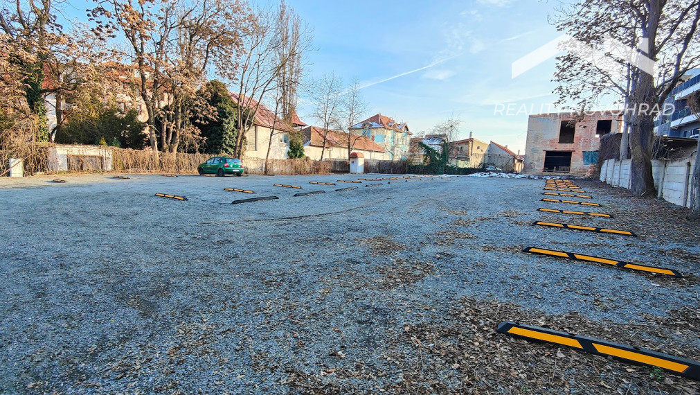 Priestor pre ambulanciu, kanceláriu či služby v centre mesta s vlastným parkovaním