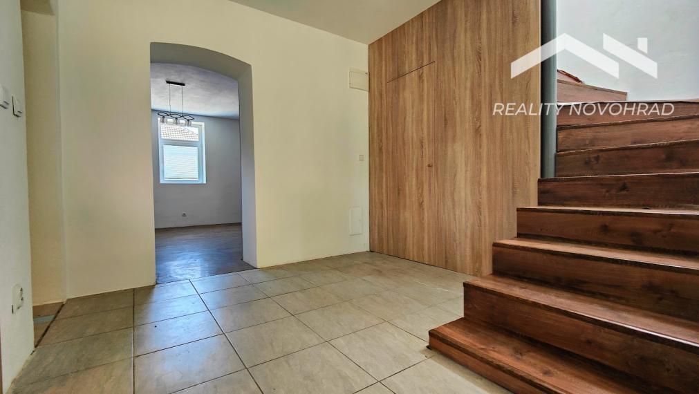 🏡 Rodinný dom s obytným podkrovím a modernizovaným interiérom v centre Lučenca