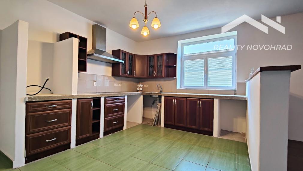 🏡 Rodinný dom s obytným podkrovím a modernizovaným interiérom v centre Lučenca