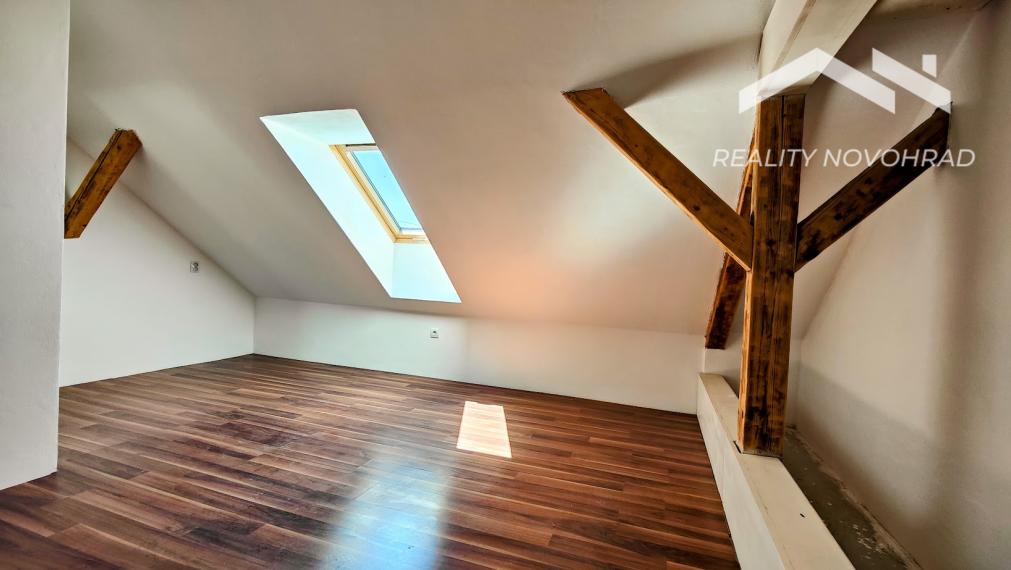 🏡 Rodinný dom s obytným podkrovím a modernizovaným interiérom v centre Lučenca