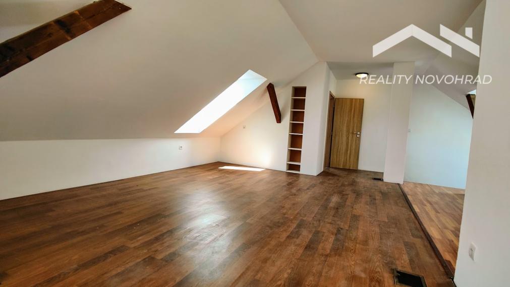 🏡 Rodinný dom s obytným podkrovím a modernizovaným interiérom v centre Lučenca