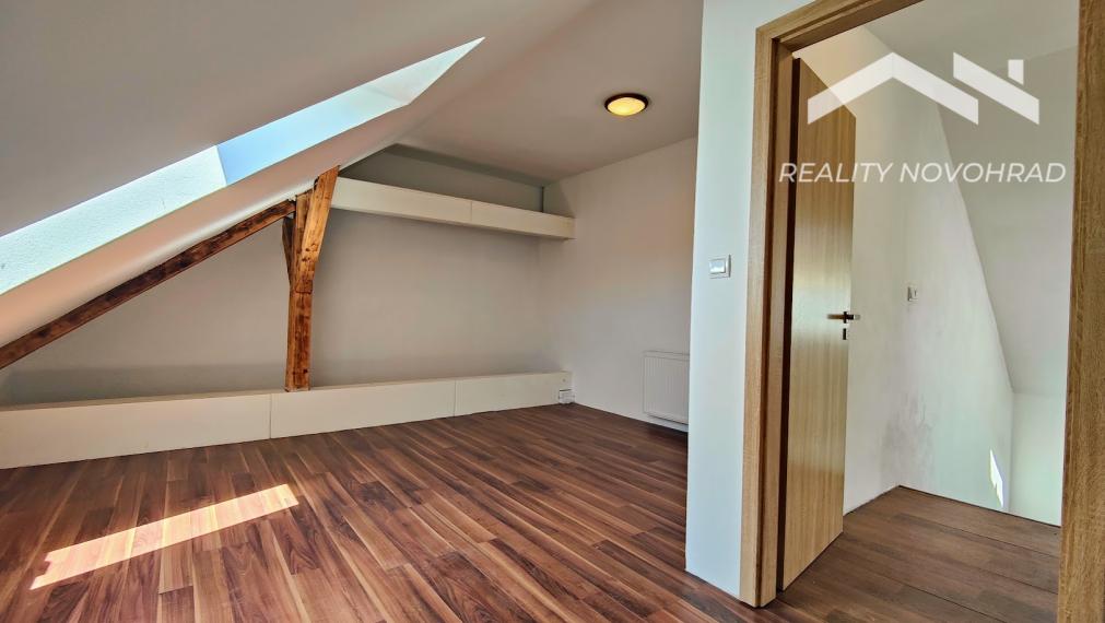 🏡 Rodinný dom s obytným podkrovím a modernizovaným interiérom v centre Lučenca