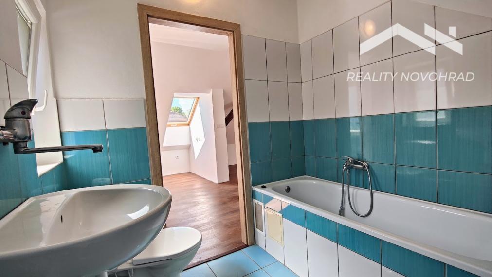 🏡 Rodinný dom s obytným podkrovím a modernizovaným interiérom v centre Lučenca
