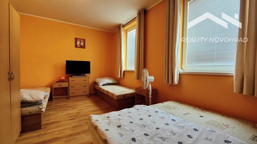 🏰 Zabehnutý penzión s pohostinstvom a terasou pod Divínskym hradom - investícia pri vodnej nádrži Ružiná
