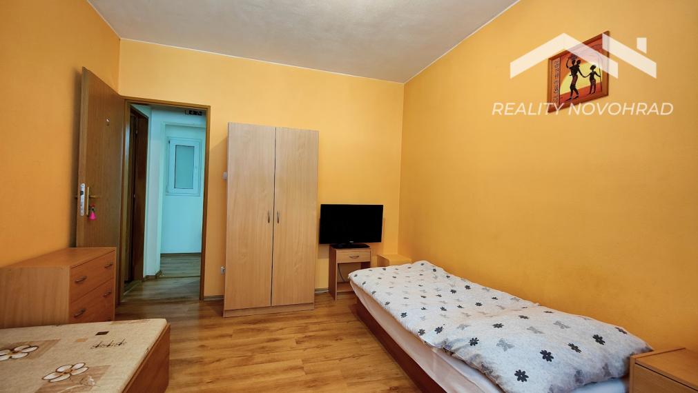 🏰 Zabehnutý penzión s pohostinstvom a terasou pod Divínskym hradom - investícia pri vodnej nádrži Ružiná