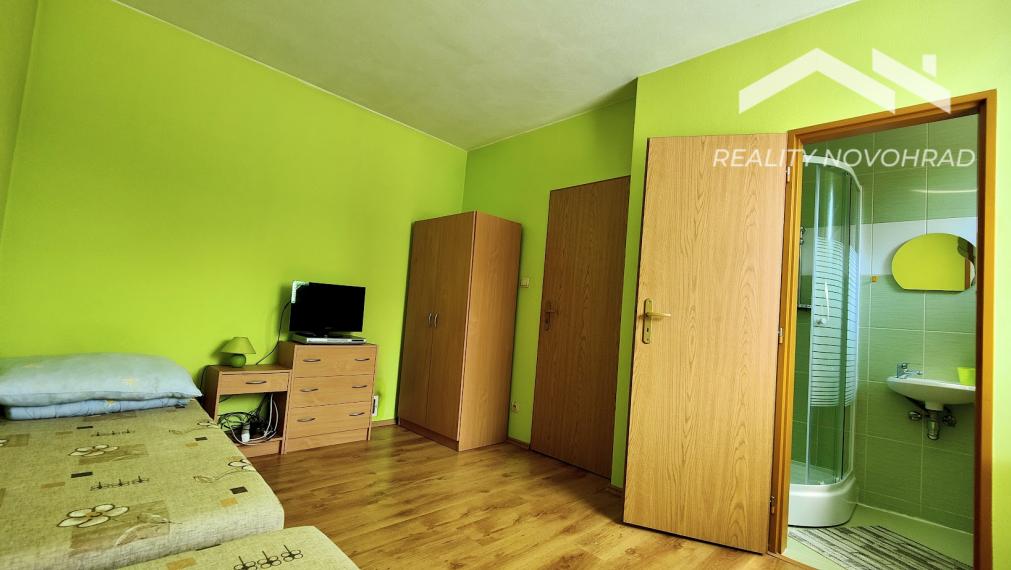 🏰 Zabehnutý penzión s pohostinstvom a terasou pod Divínskym hradom - investícia pri vodnej nádrži Ružiná