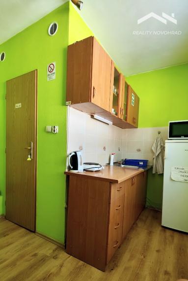 🏰 Zabehnutý penzión s pohostinstvom a terasou pod Divínskym hradom - investícia pri vodnej nádrži Ružiná