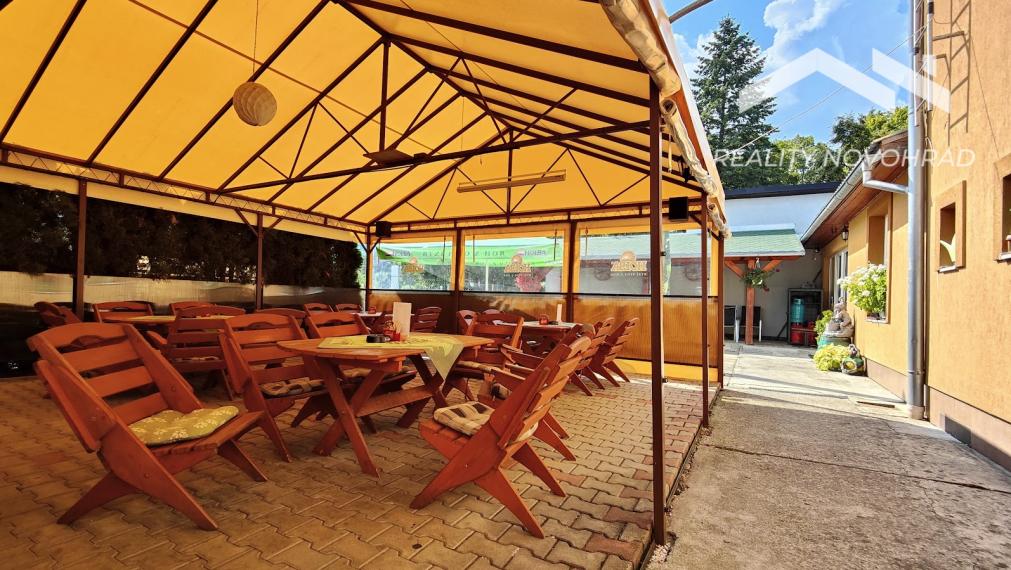 🏰 Zabehnutý penzión s pohostinstvom a terasou pod Divínskym hradom - investícia pri vodnej nádrži Ružiná