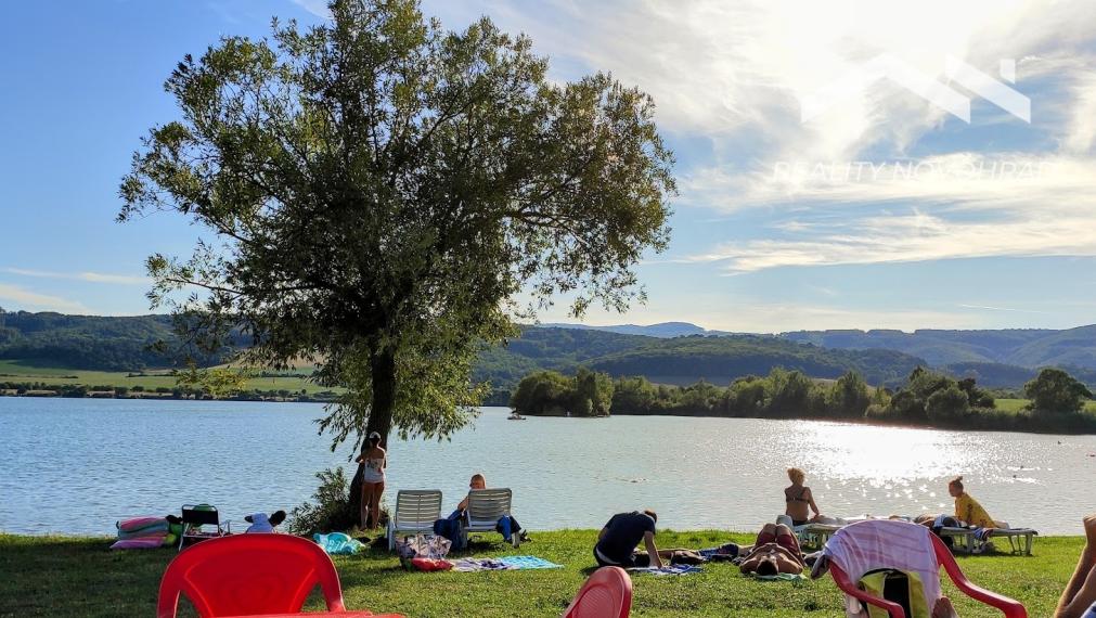 🏰 Zabehnutý penzión s pohostinstvom a terasou pod Divínskym hradom - investícia pri vodnej nádrži Ružiná