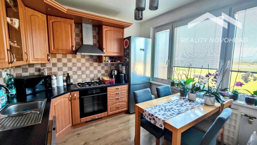 Klimatizovaný 3-izbový byt s balkónom a krásnym výhľadom – Lučenec, Rúbanisko III