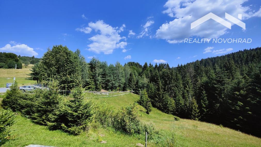 🏡 100-ročná drevenička na polosamote – Biele Vody