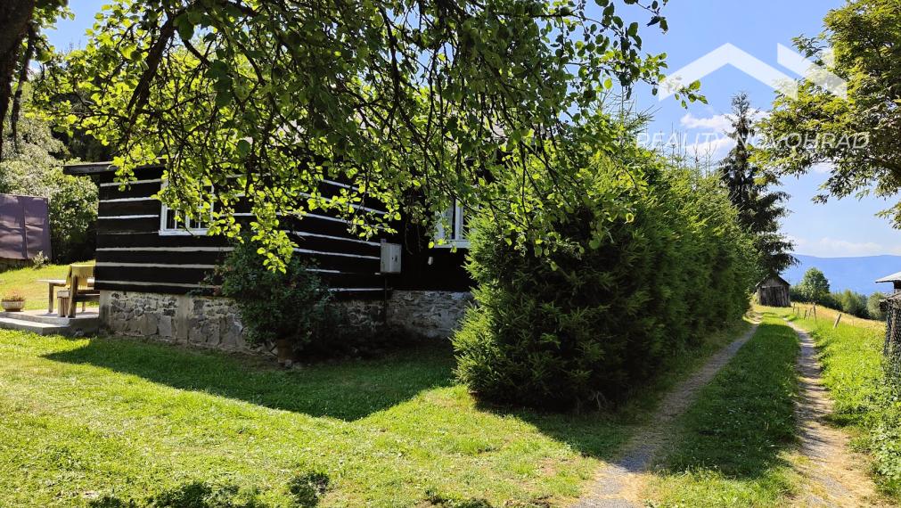 🏡 100-ročná drevenička na polosamote – Biele Vody
