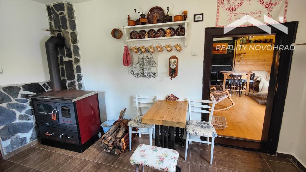 🏡 100-ročná drevenička na polosamote – Biele Vody